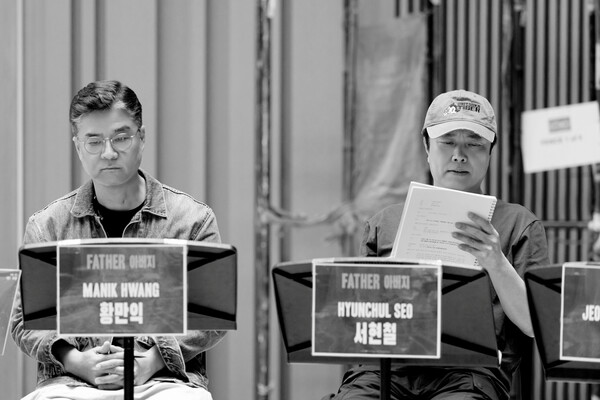 ▲ '라이프 오브 파이' 대본 연습 중인 서현철(오른쪽). 왼쪽은 같은 역할에 더블 캐스팅된 황만익. 제공|에스앤코