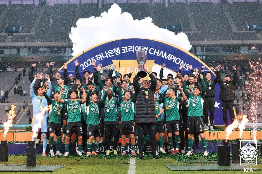 [현장 REVIEW] 이승우가 다했다! 결승골+퇴장 유도→경고 누적 퇴장까지...전북, 연장 혈투 끝에 광주 2-1로 제압, 코리아컵 우승 '더블 달성'