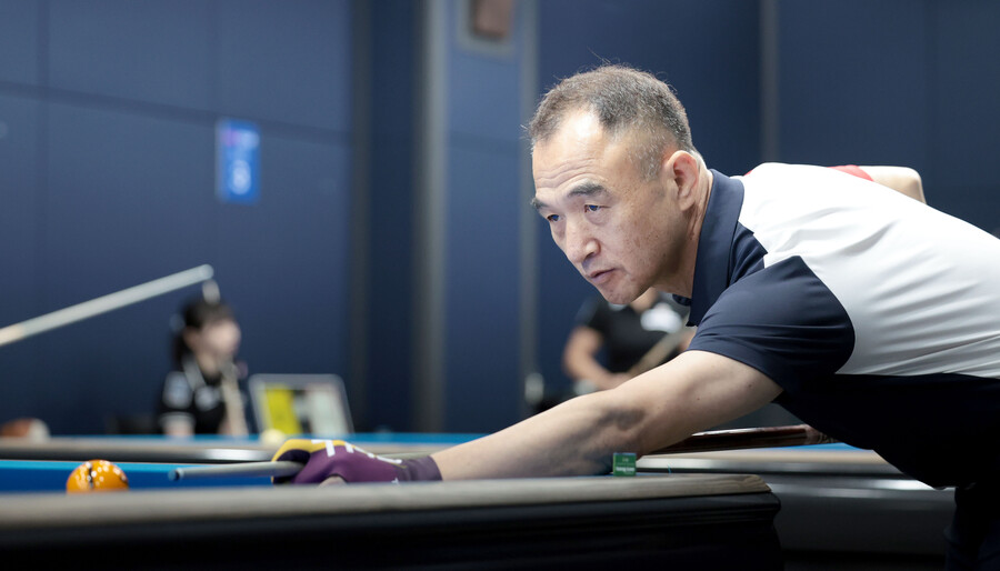 ▲ 올 시즌 PBA 랭킹 2위인 이승진(사진)은 김현우와 대회 8강전 5세트에서 '퍼펙트큐'를 달성하는 눈부신 샷 감각으로 준결승행을 자축했다. ⓒ PBA