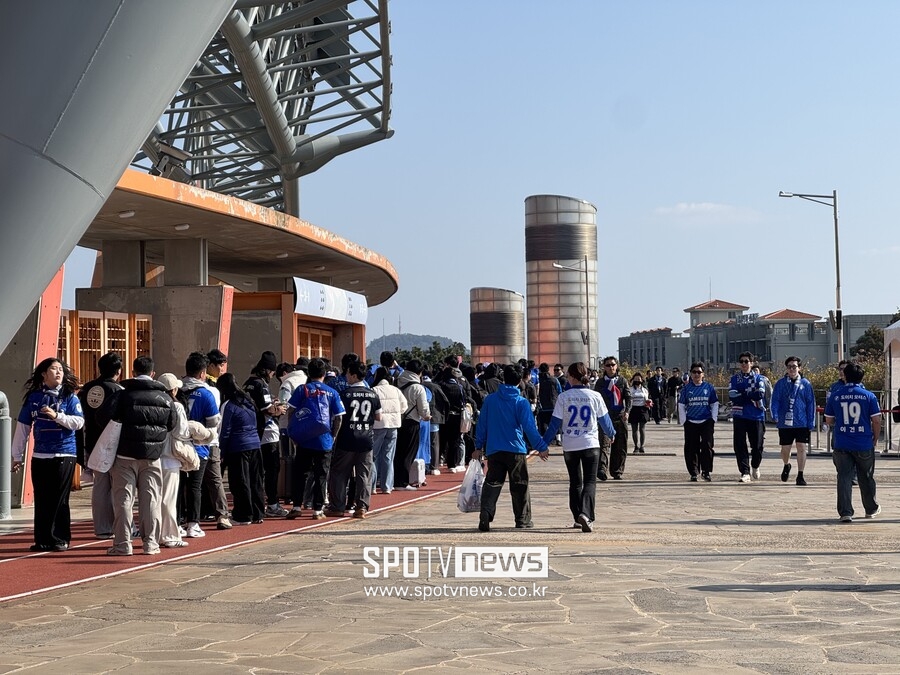 [SPO 현장] 김포 공항부터 '북적북적' 프렌테 트리콜로로 가득...4300석 ALL 매진 '화력전 나선다'