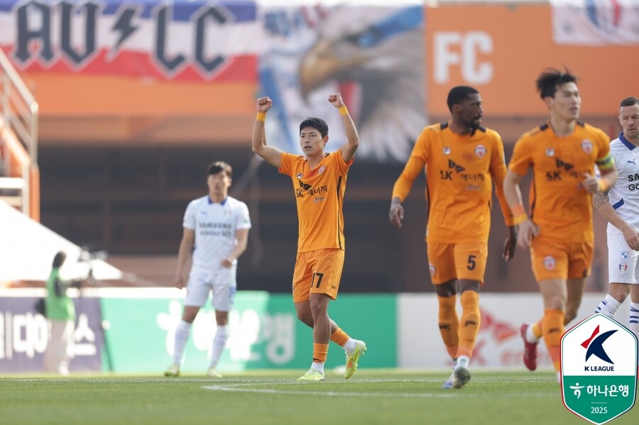 [속보] '수원의 K리그1 승격의 꿈 1분 만에 무너지나...제주SK, 김승섭 선제골→합산 스코어 2-0