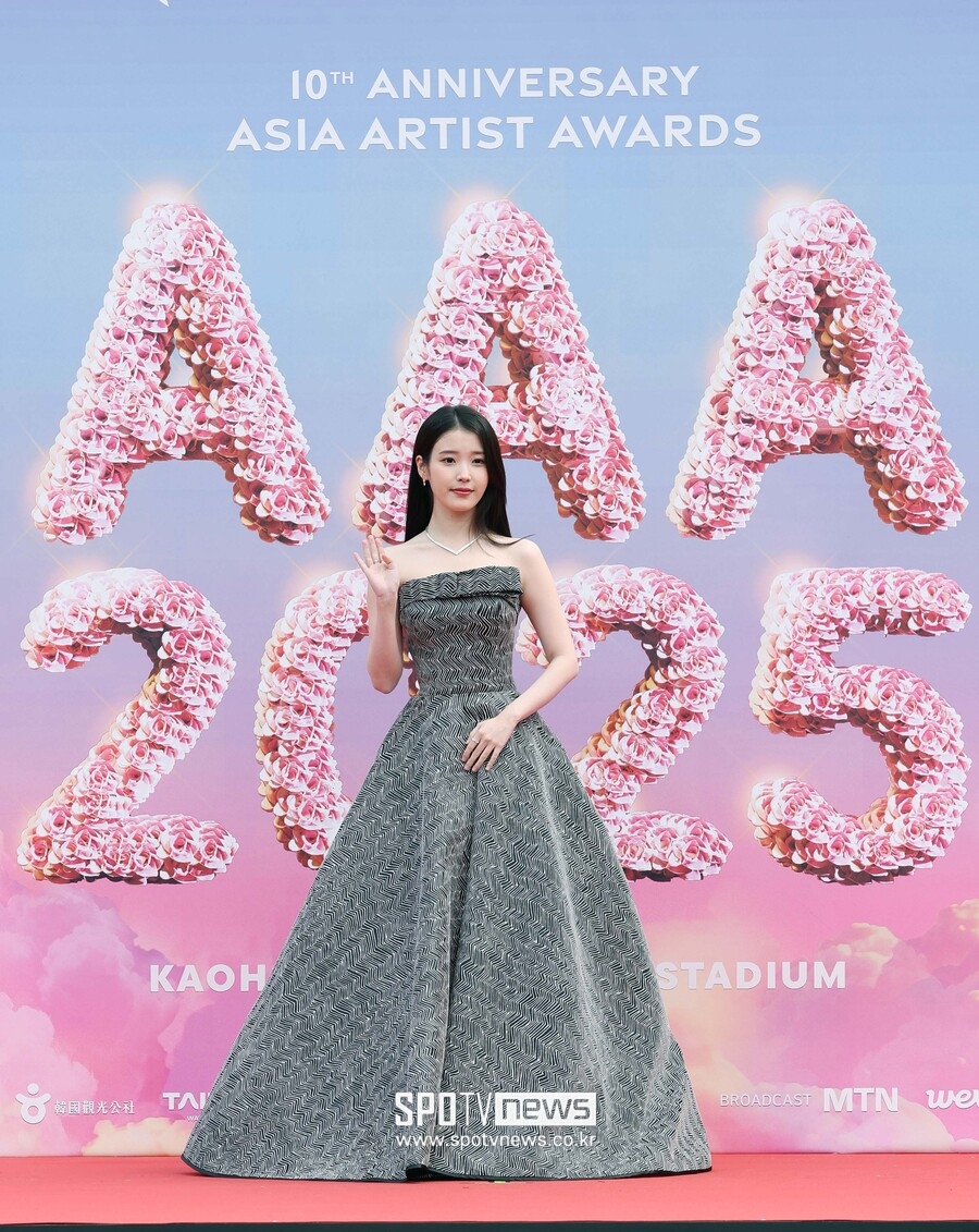 '과감한 어깨 노출' 아이유, 보호본능 일으키는 보디라인