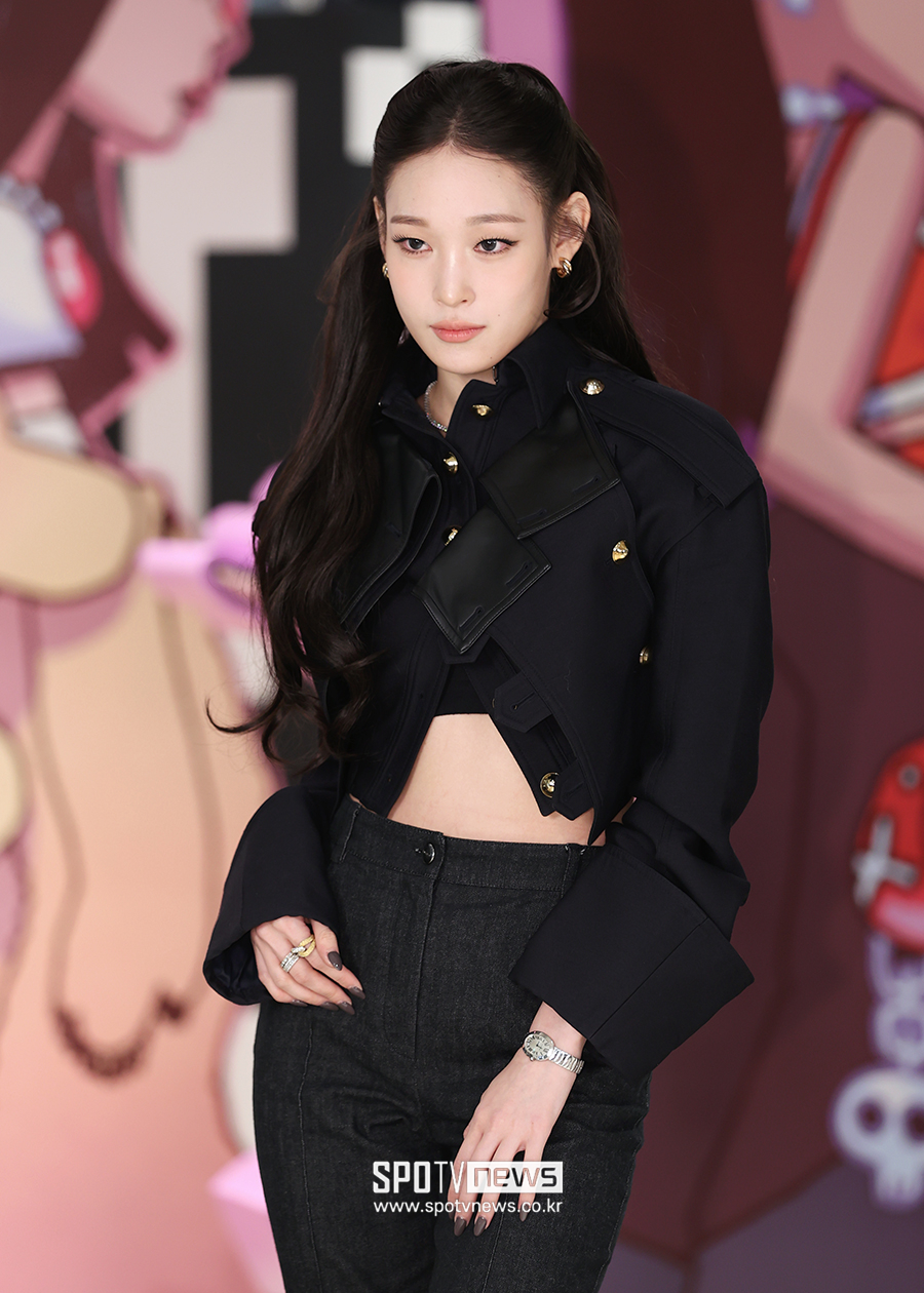 '신세계 회장 딸' 올데프 애니, 복근 드러내는 크롭티