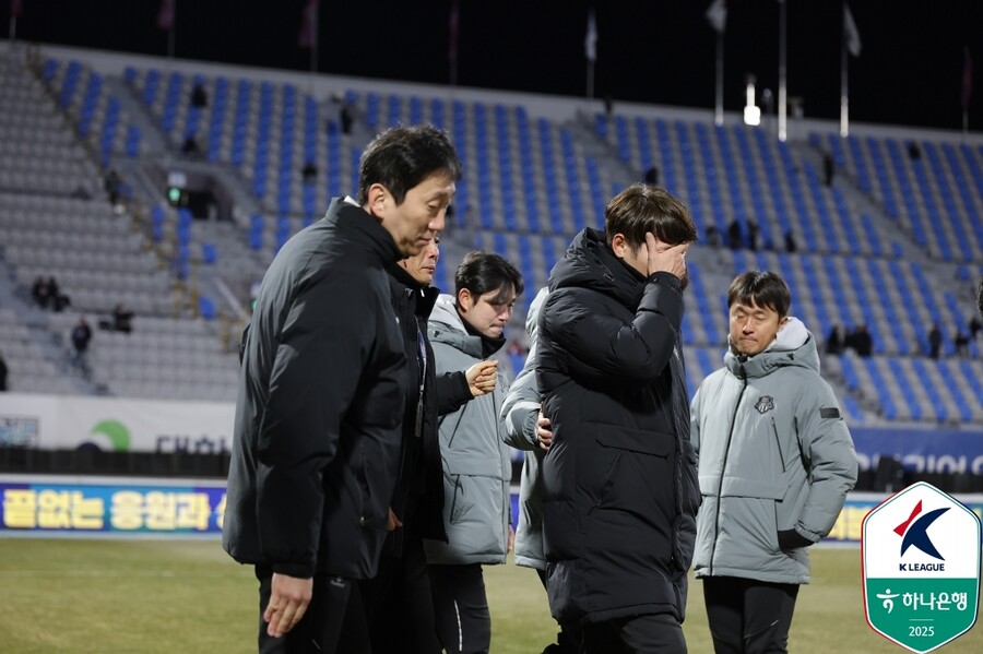주장-감독 모두 작심 발언! 수원FC 강등 후 눈물은 설움이었다 "훈련장도 눈치 보며 써, 모든 비난은 감독인 내게 했으면"