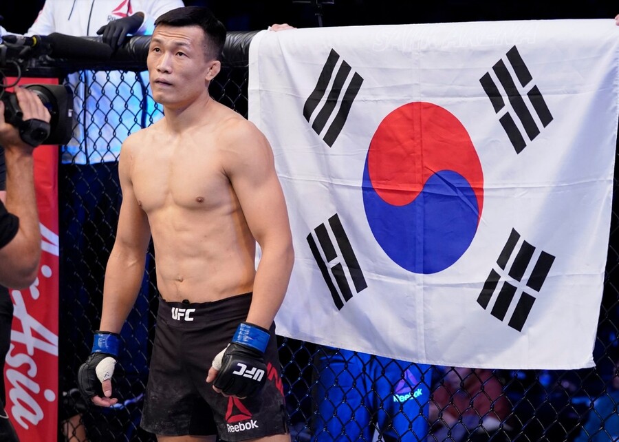 정찬성·日 오카미도 못 넘은 '장벽'…24살 미얀마 파이터가 해냈다→26초 만에 UFC 챔피언 등극 "아시아 최초+역대 2번째 최연소 기록"