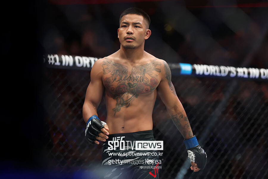 ▲ 조슈아 반은 아시아 국적 최초의 UFC 남자 챔피언에 등극했다. 단체가 출범한 지 32년 만에 정상 문호가 아시아 남성에게도 열렸다.