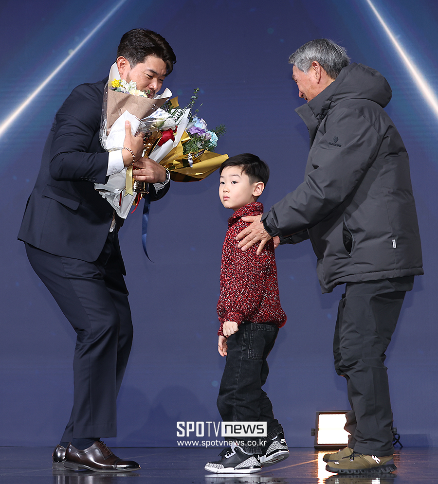 [포토S] '페어플레이상' 노경은, '아버지와 아들의 축하를 받으며'