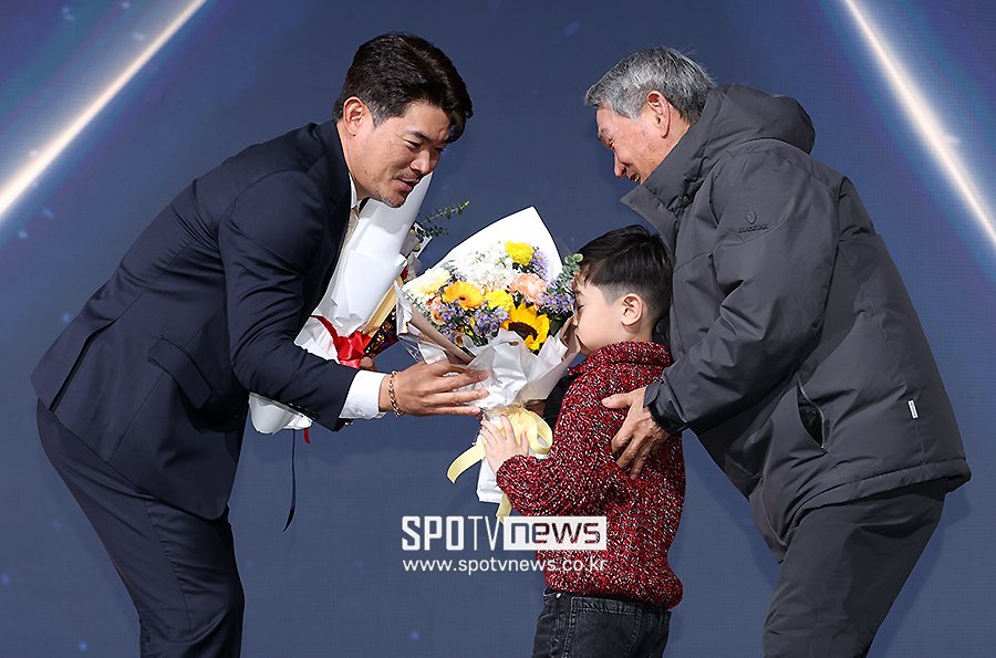 [포토S] 노경은, '사랑하는 아버지와 아들의 축하를 받으며'