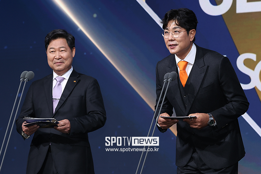 [포토S] 시상하는 이만수 감독-정민철 위원