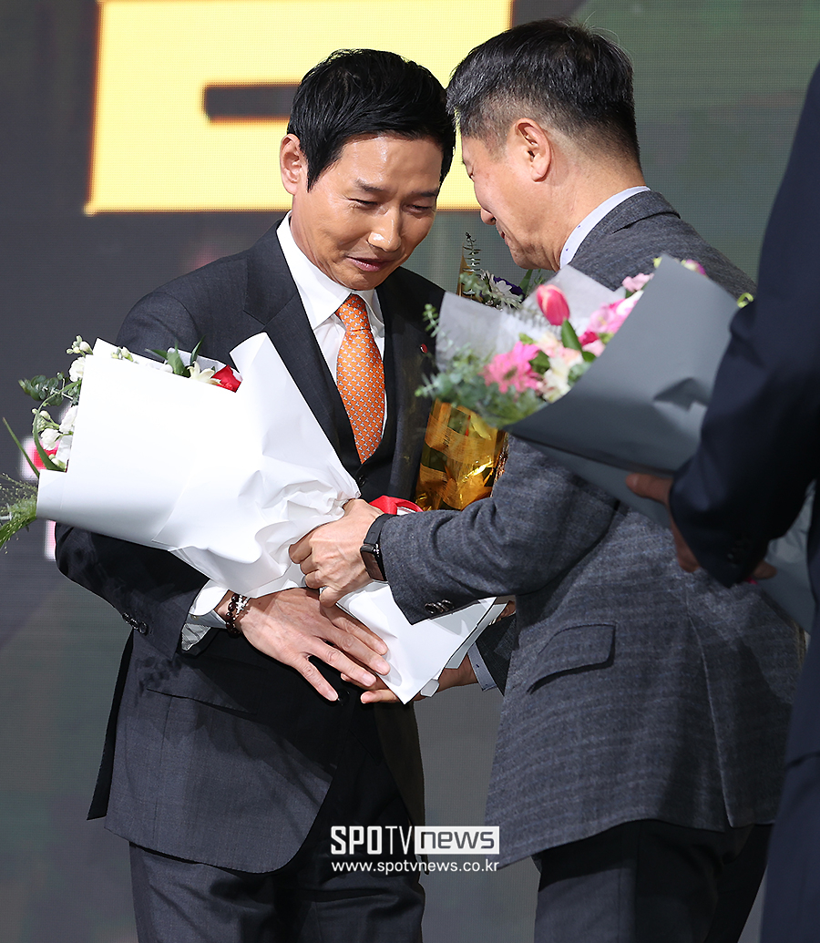 [포토S] 김인석 대표에게 꽃다발 받는 염경엽 감독