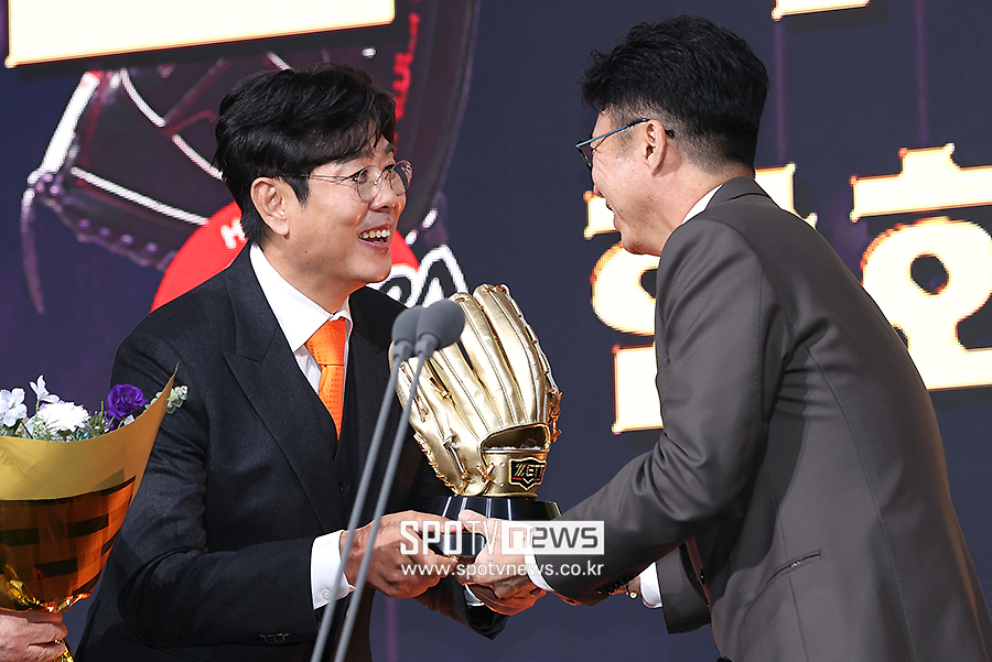 [포토S] 정민철 해설위원과 악수하는 손혁 단장