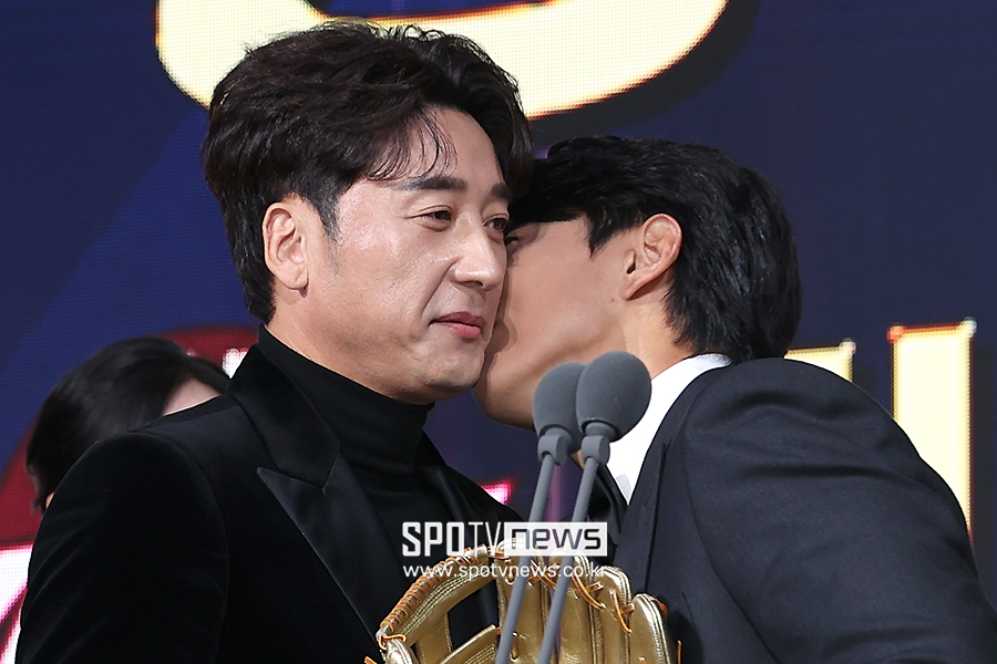 [포토S] 송성문, '이택근 해설위원에게 기습 볼뽀뽀'