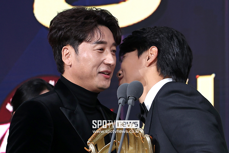 [포토S] 이택근, '송성문 기습 볼뽀뽀에 당황'