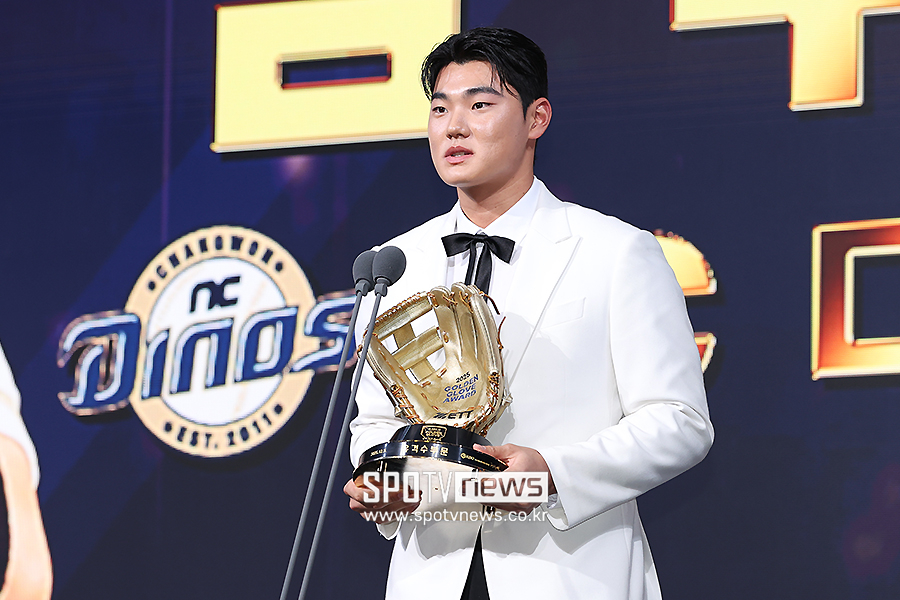 [포토S] 김주원, 유격수 부문 골든글러브 수상