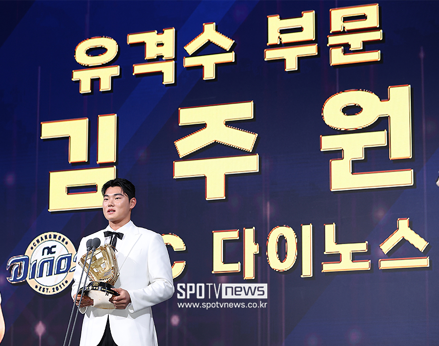 [포토S] 골든글러브 수상 소감 말하는 김주원