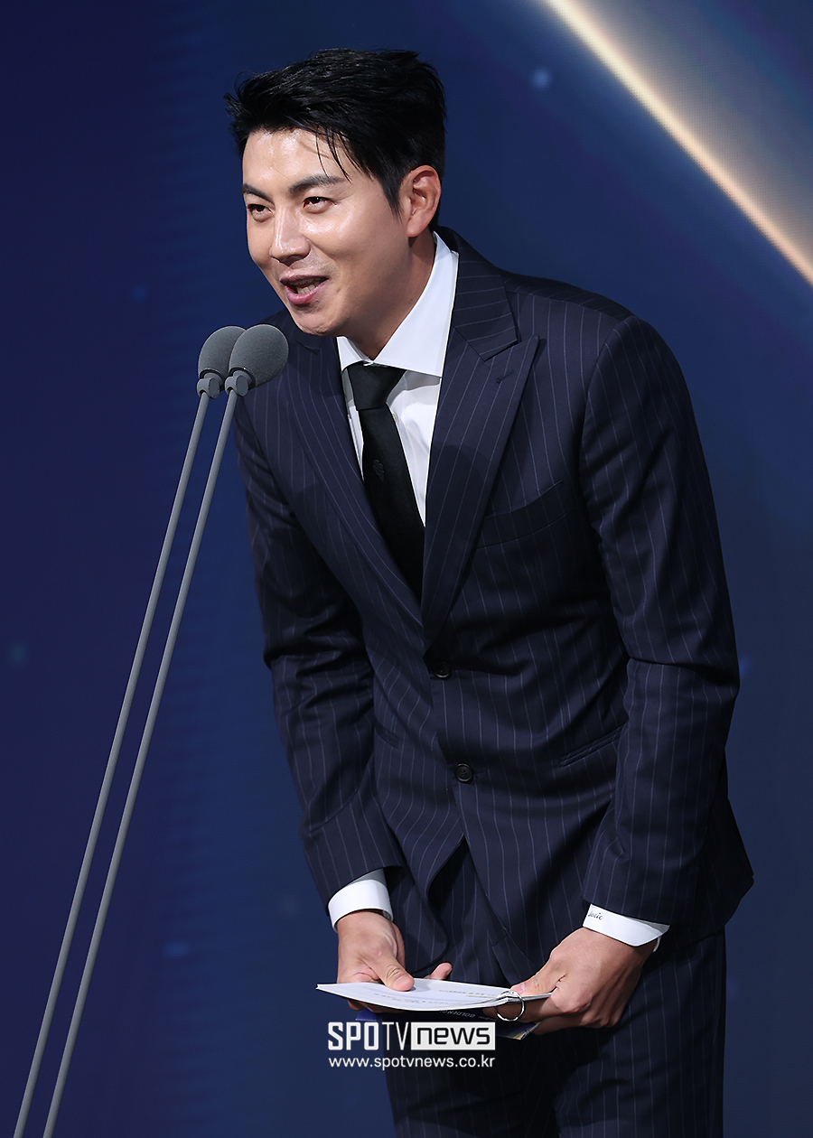 [포토S] 이대형 해설위원, 완벽한 슈트핏
