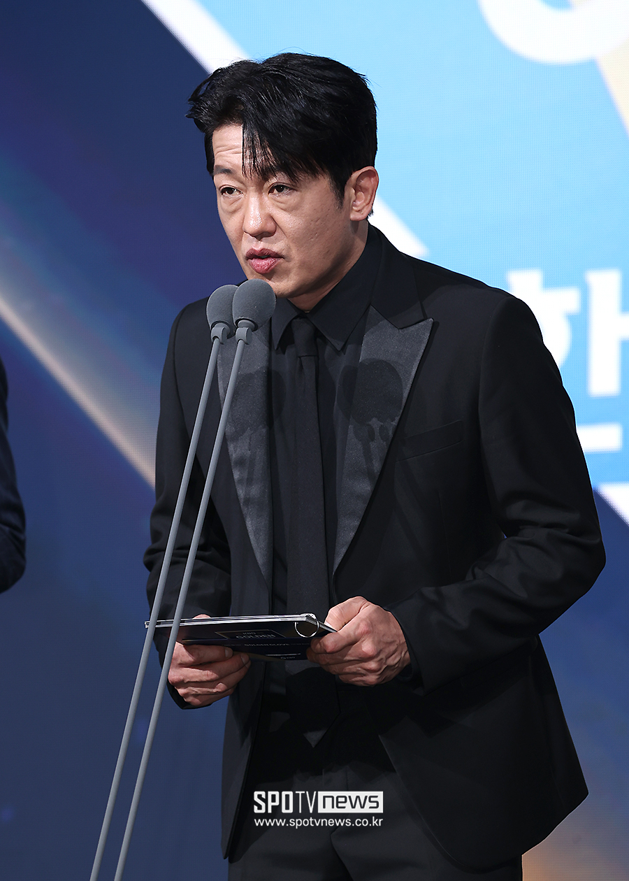 [포토S] 골든글러브 시상자로 나선 허성태, '롯데 골수팬'