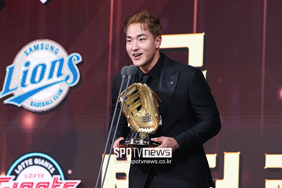 [포토S] 안현민, '신인상에 이어 골든글러브까지 수상'