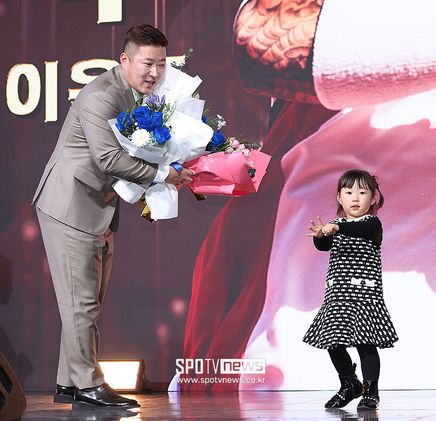 [포토S] 최형우, '사랑하는 딸의 축하를 받으며'