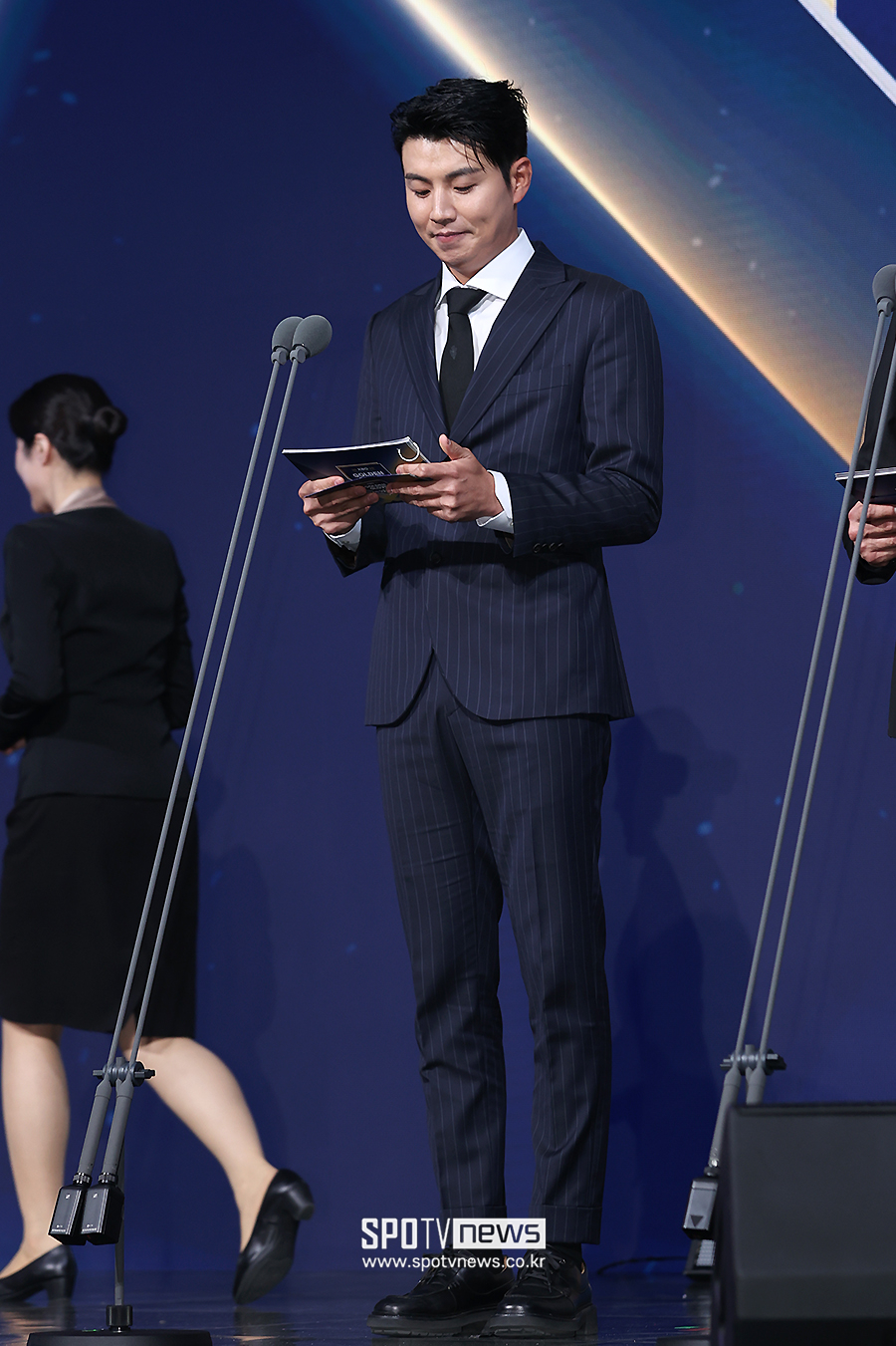 [포토S] 이대형 해설위원, '모델 같은 슈트핏'