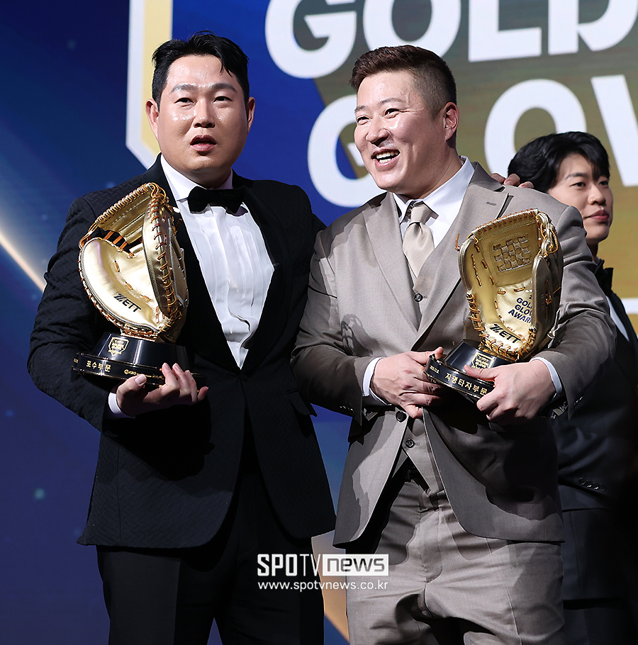 [포토S] 최형우-양의지, '골든글러브 들고 어깨동무'