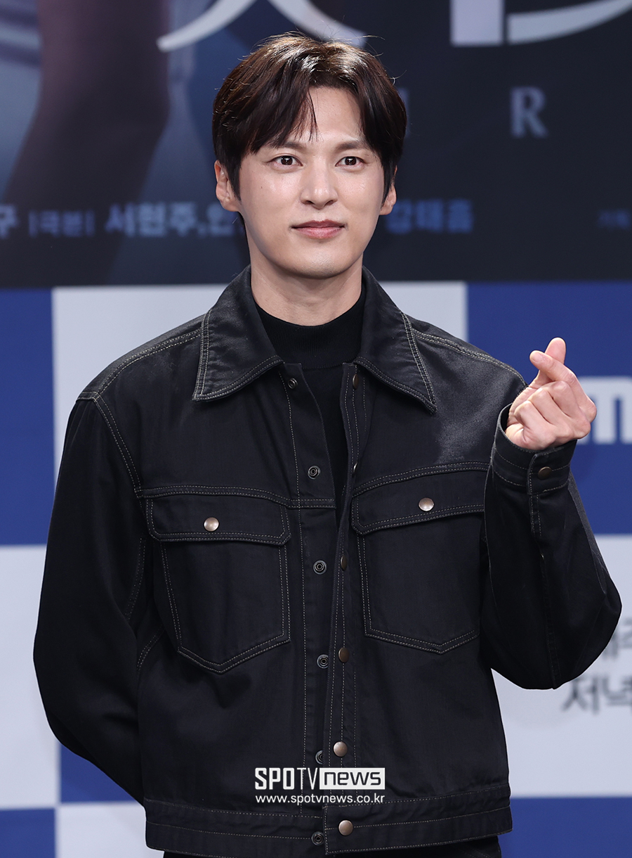 [포토S] 윤선우, '아내 김가은 향한 하트~'