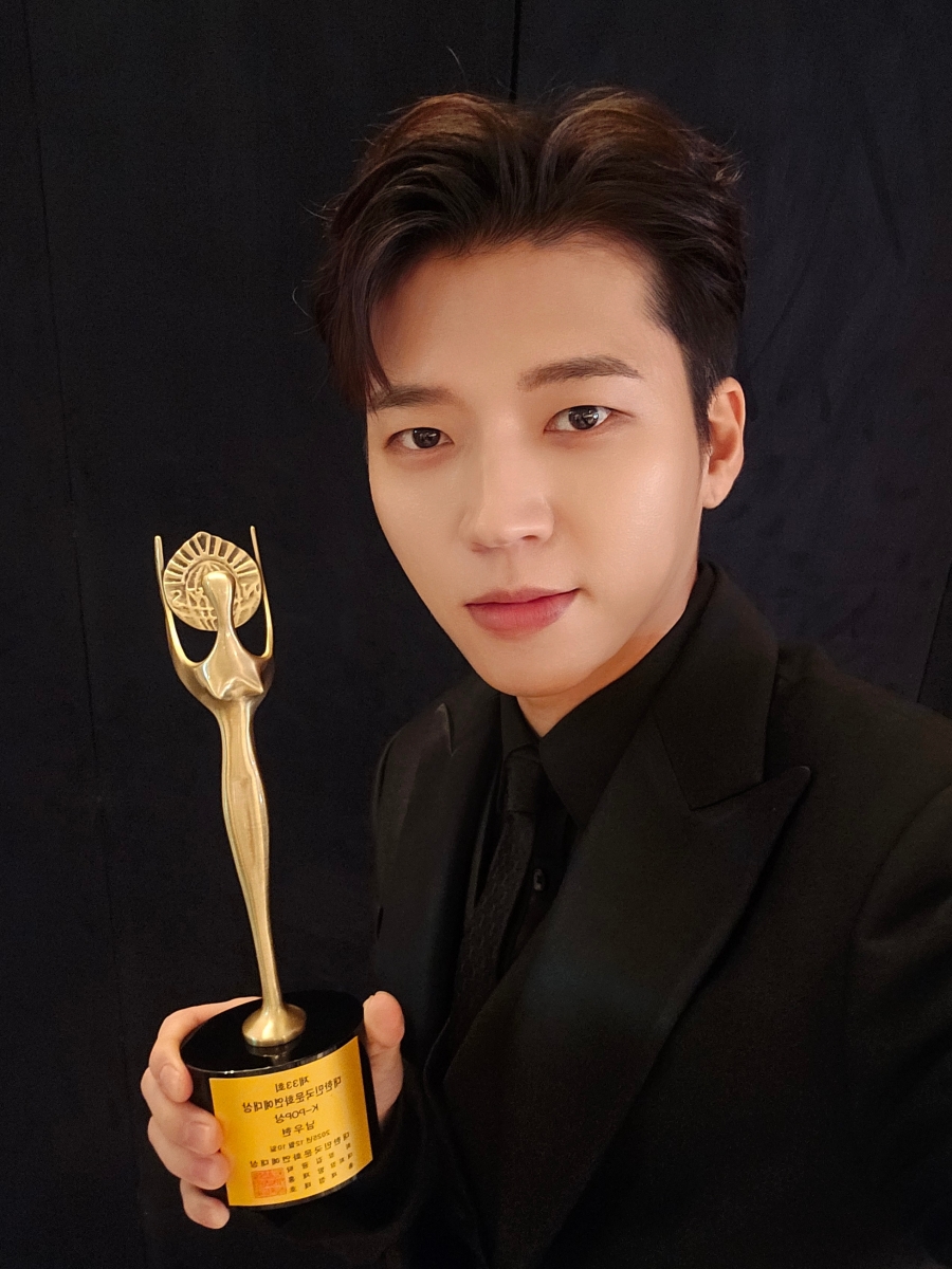 인피니트 남우현, '대한민국문화연예대상' K-POP상 수상…"계속 사랑받는 가수 될 것"