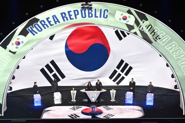 ▲ 홍명보호의 월드컵 조 편성은 피할 건 피했고, 일정과 이동은 역대급으로 수월하다. 역대 원정 월드컵 최고 성적을 목표로 자신한 홍명보 감독 입장에서는 성공 조건이 완벽하다. 그래서 32강과 16강 토너먼트 상대까지 예측하기 바쁘다.  ⓒ연합뉴스/AFP