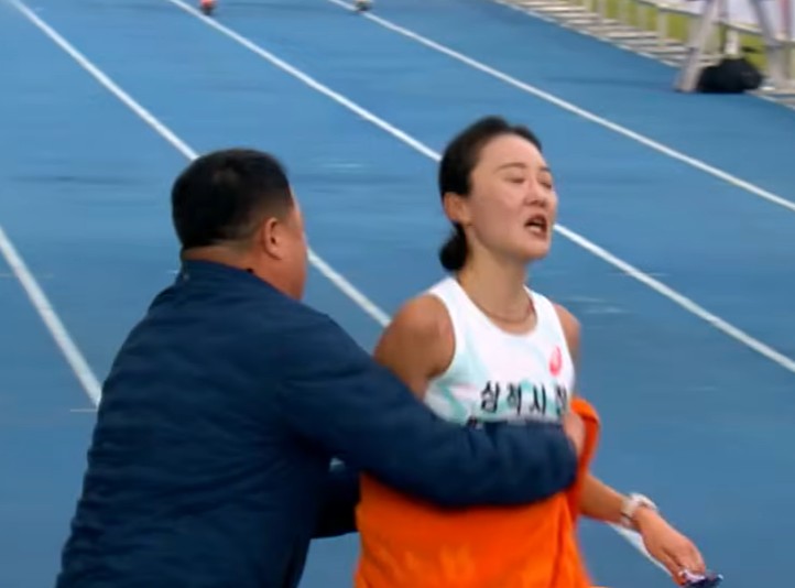 女 선수 향한 '과도한 신체 접촉 논란'→"감독에게 배신감' 고백...논란의 김완기 감독, 1년 6개월 자격정지 '중징계'