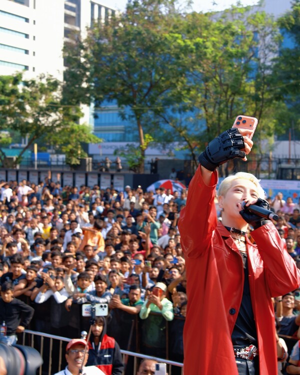 아우라, 인도 페스티벌 헤드라이너 장식…첸나이 이어 뭄바이 달궜다