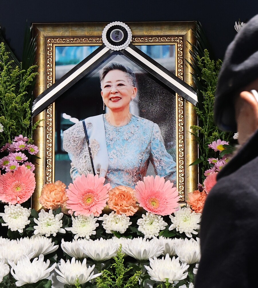 故김지미 영정, '韓영화 대모'의 미소…이어지는 추모 발길