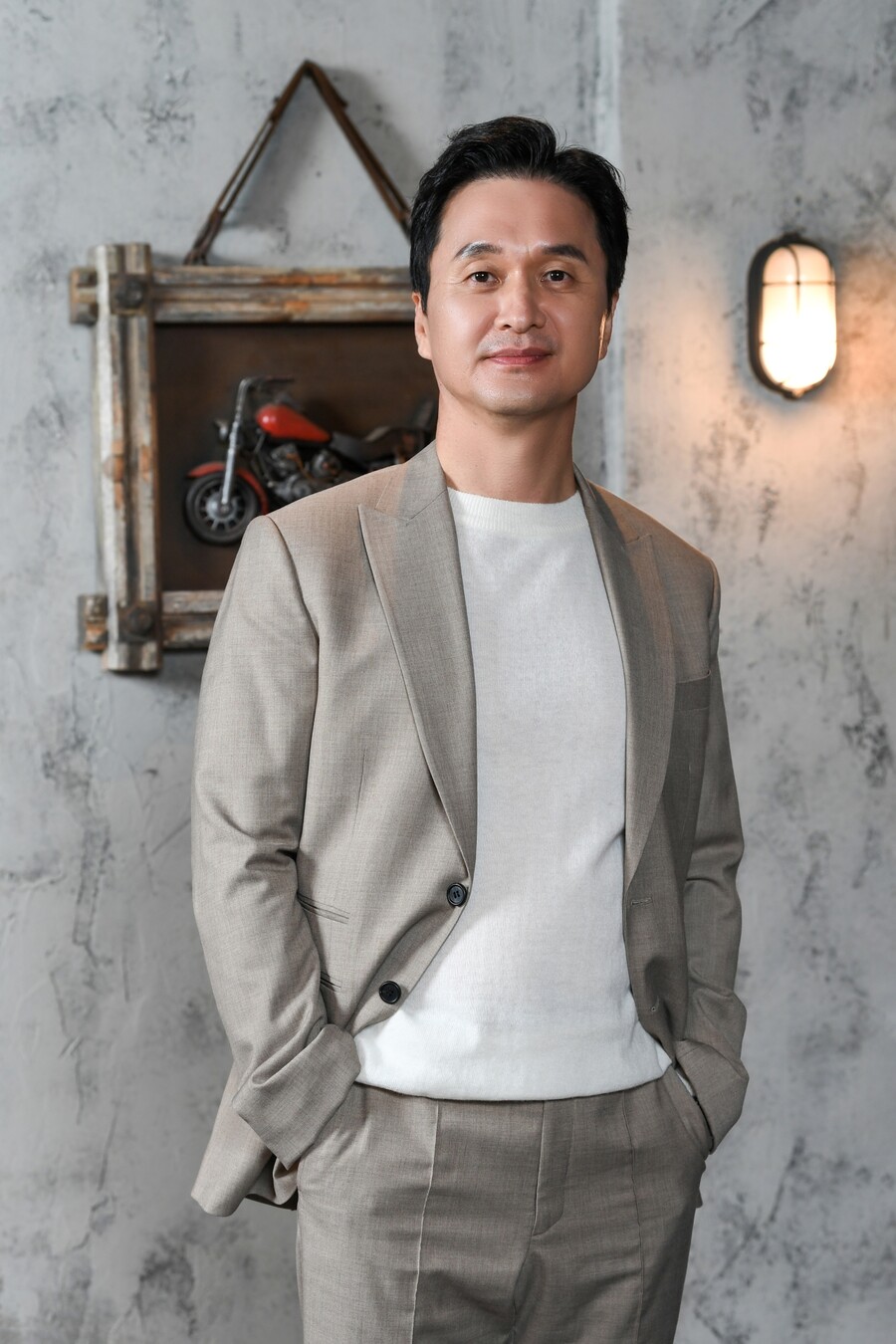 조진웅 지우기ing…'갱단과의 전쟁', 장현성 나레이션 투입