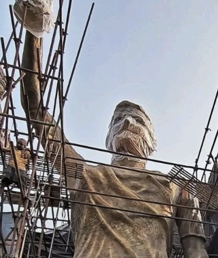 ‘붕대 칭칭’ 메시 얼굴, 21m 대형 동상 공개…英 BBC “바르셀로나 홈 경기장까지 동상 건립 추진”
