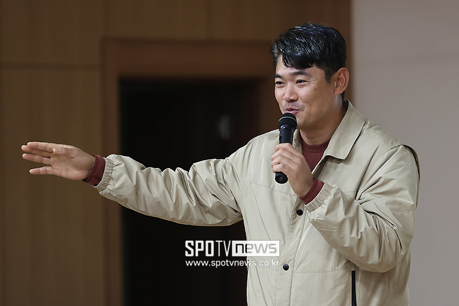 KBO 골든글러브 투수는 나눠서 상 주자? 41세 노장 "선수들 사이에서 이야기 나온다"