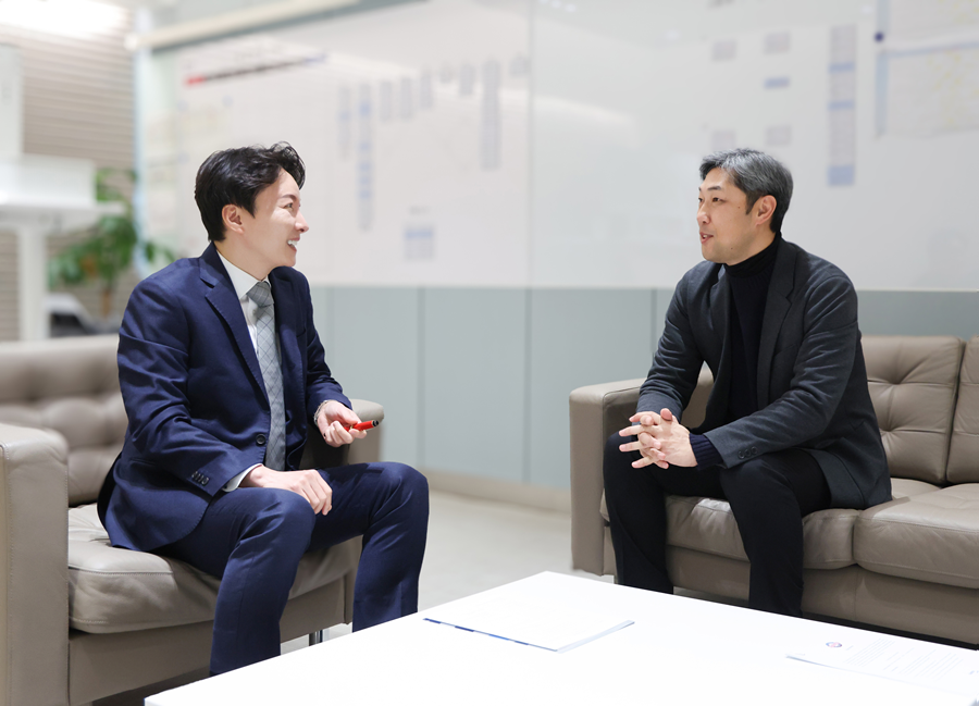 ▲ 롯데 박준혁 단장과 카네무라 코디네이터. ⓒ 롯데 자이언츠