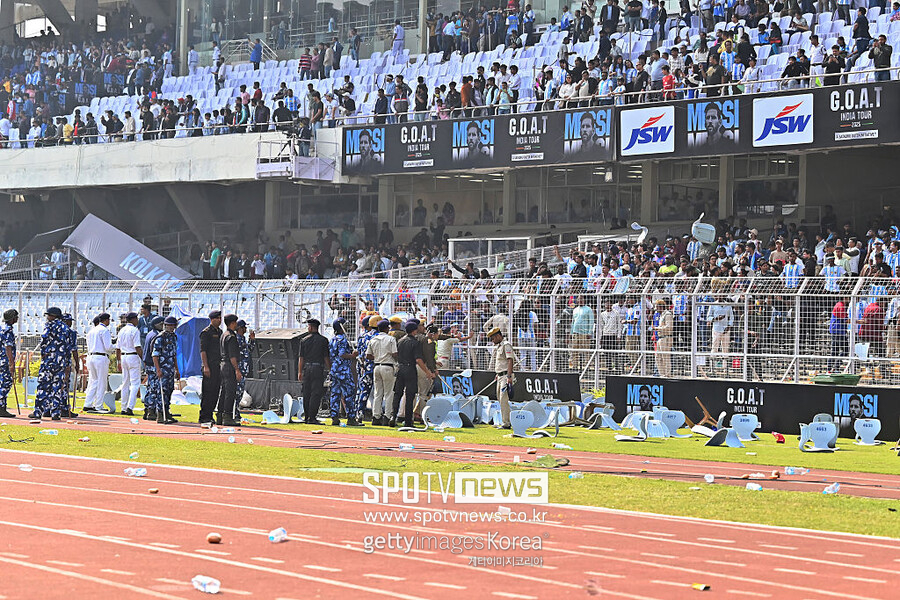 ▲ 당초 계획보다 훨씬 일찍 스타디움을 떠난 메시 때문에 화가 폭발한 인도 축구팬들은 바리케이드를 부수고 경기장 안으로 난입해 임시 구조물들을 파손했다.