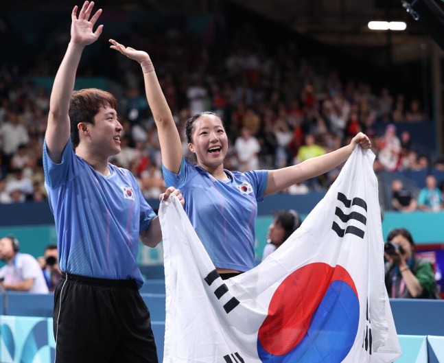 초대박! 中 만리장성 박살내고 태극기 꽂았다...신유빈-임종훈, WTT 결승서 '세계 1위' 중국에 3-0 완승, 정상 탈환 성공