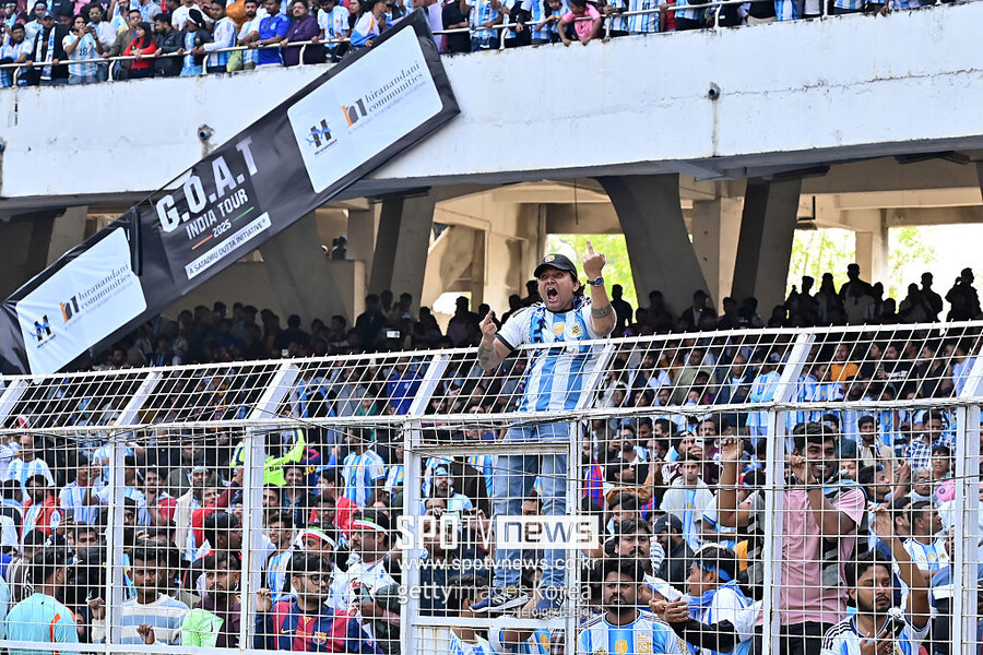 '호날두급 노쇼' 기물 파손 난동…메시 GOAT 투어, 난리에도 강행 "인도 2일차, 친선 축구 경기 출전 → 뭄바이 이동"
