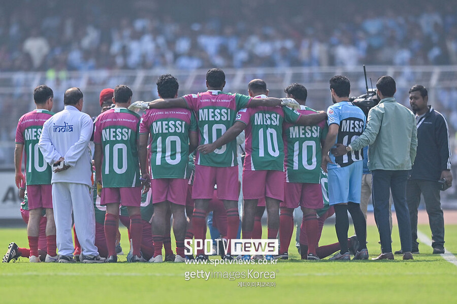 ▲ 당초 계획보다 훨씬 일찍 스타디움을 떠난 메시 때문에 화가 폭발한 인도 축구팬들은 바리케이드를 부수고 경기장 안으로 난입해 임시 구조물들을 파손했다. 첫날은 실패에 가까웠지만, 2일 차는 교훈 위에서 재정비된 일정이었다. 메시의 인도 투어는 난동과 논란을 지나 최소한 예정된 궤도 위로는 다시 올라섰다.