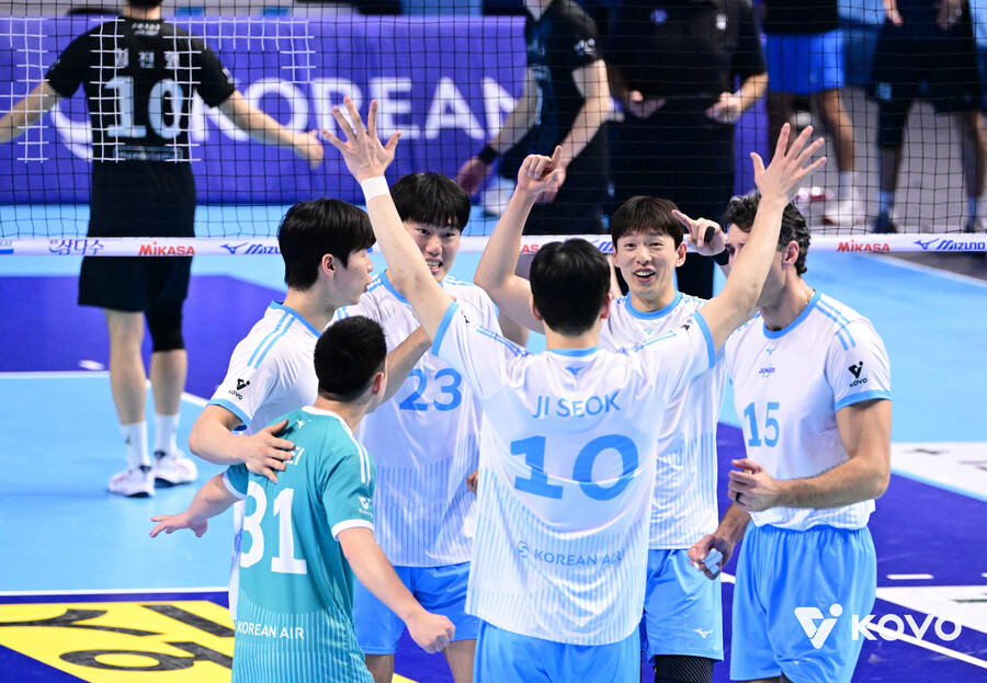 1·2위 빅뱅! 싱겁게 끝났다…선두 대한항공, 2위 현대캐피탈 3-0 완파→한선수 생일 축포 겹경사까지
