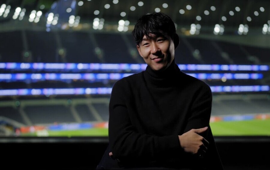 ▲ 이별의 순간은 담담하지 않았다. 손흥민은 "경기 후 라커룸에 혼자 남아 5분 정도 앉아 있었다. 텅 빈 공간에서 고개를 숙이고 있으니 이 상황이 믿기지 않았다"며 "앞으로 토트넘 선수가 아니라는 생각이 들었고, 정말 힘든 하루였다"고 고백했다.