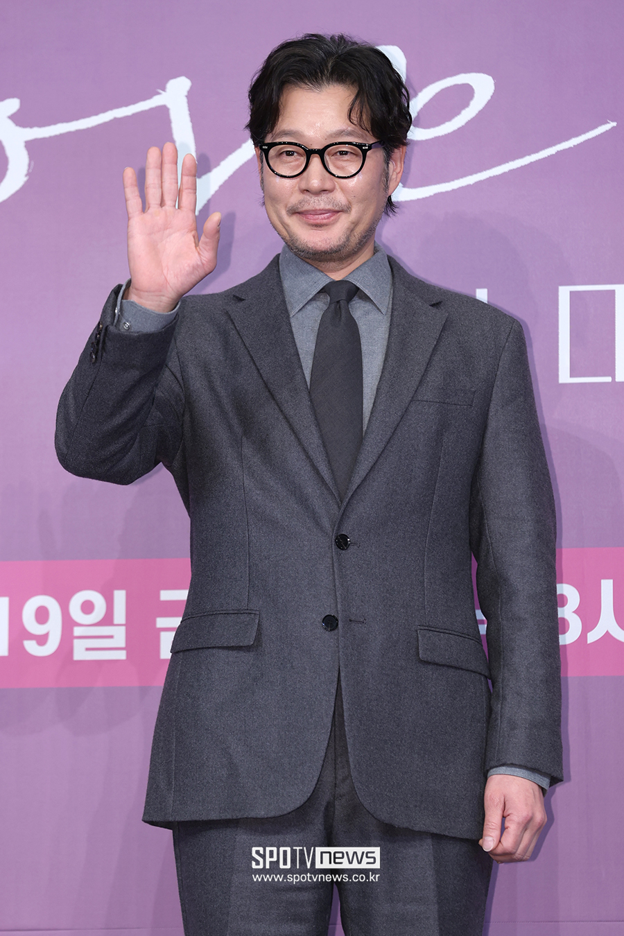 [포토S] 유재명, 젠틀한 손인사