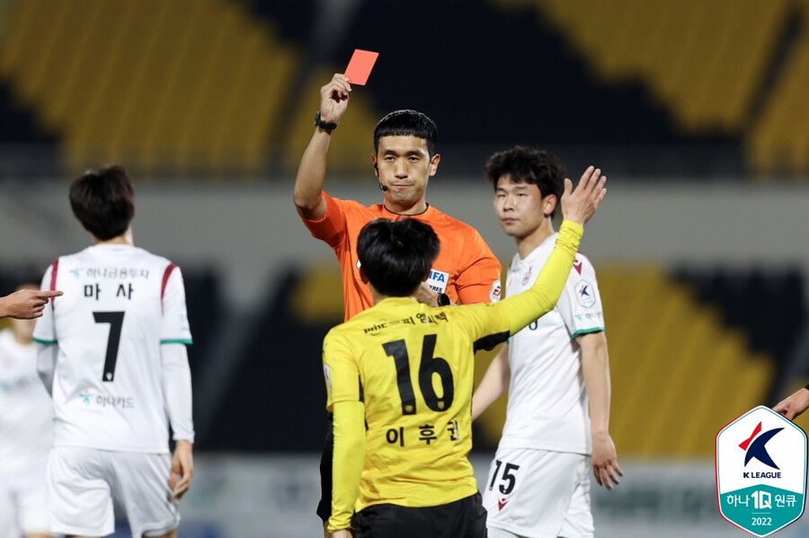 [오피셜] 대한축구협회, 김우성 주심에 3개월 징계...3월 K리그 복귀 가능 "비시즌 대회 배정 막혀"