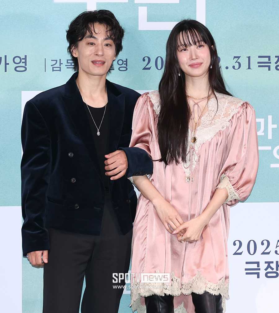 [포토S] 문가영 팔짱 낀 구교환