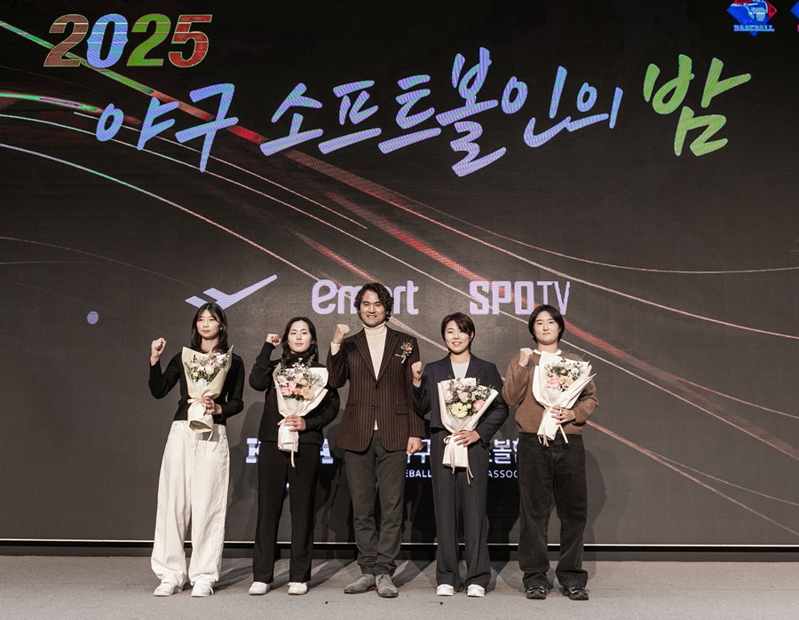 '선구자'가 '선구자들'에게…박찬호, 美여자프로야구 데뷔 앞둔 선수들에게 꽃다발