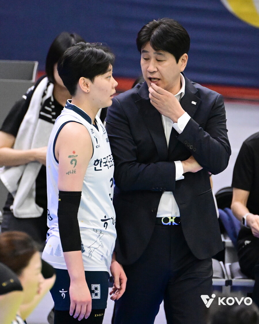 도로공사 1위인데 치명적 고민 있다…사령탑은 왜 잔소리가 늘었을까 "항상 모 아니면 도 같다"
