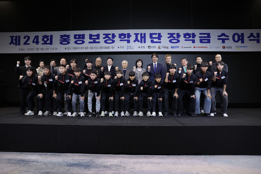 ▲ 19일 성남시 분당 더블트리 바이 힐튼 호텔에서 홍명보장학재단 장학금 수여식에 이사장 자격으로 참석한 홍명보 감독이 취재진의 질문에 답하고 있다.  ⓒ 홍명보장학재단