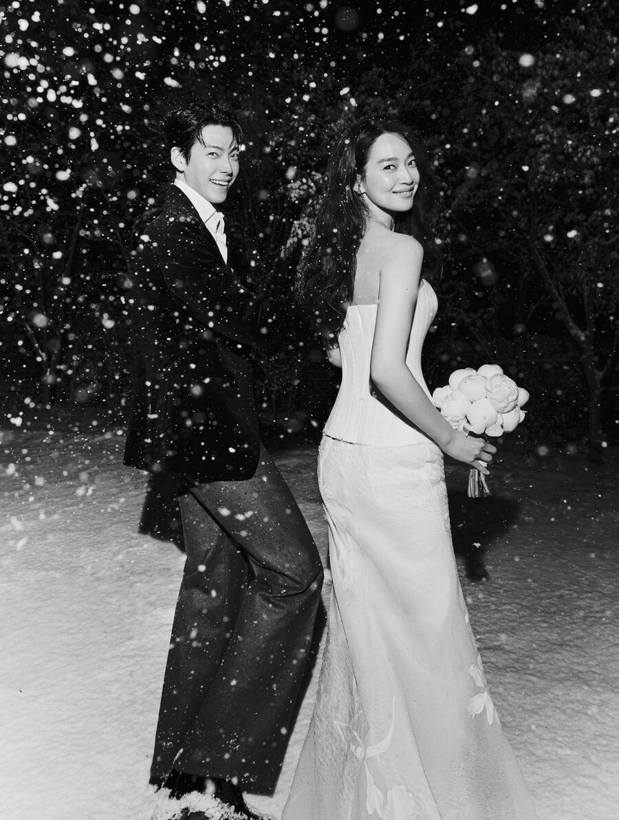 '결혼 D-DAY' 김우빈♥신민아, 웨딩 사진 전격 공개…비주얼도 '톱스타 부부'