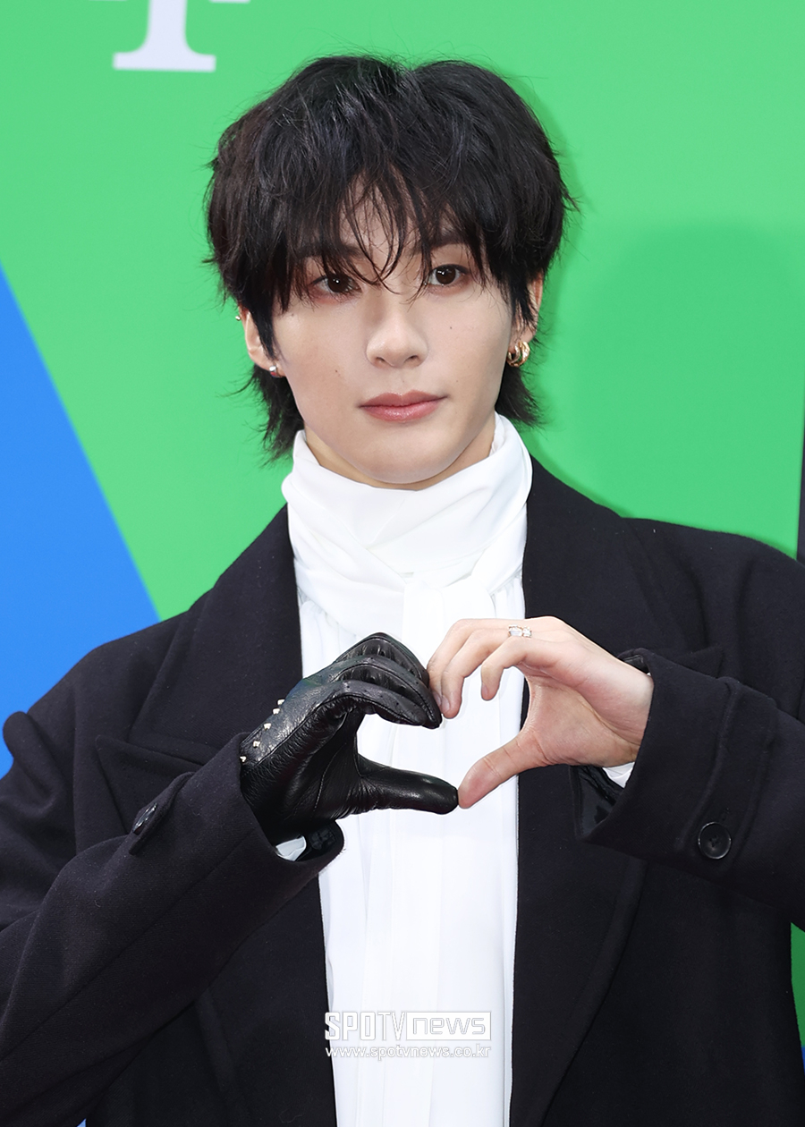 [포토S] 라이즈 앤톤, '한 손에만 낀 장갑'