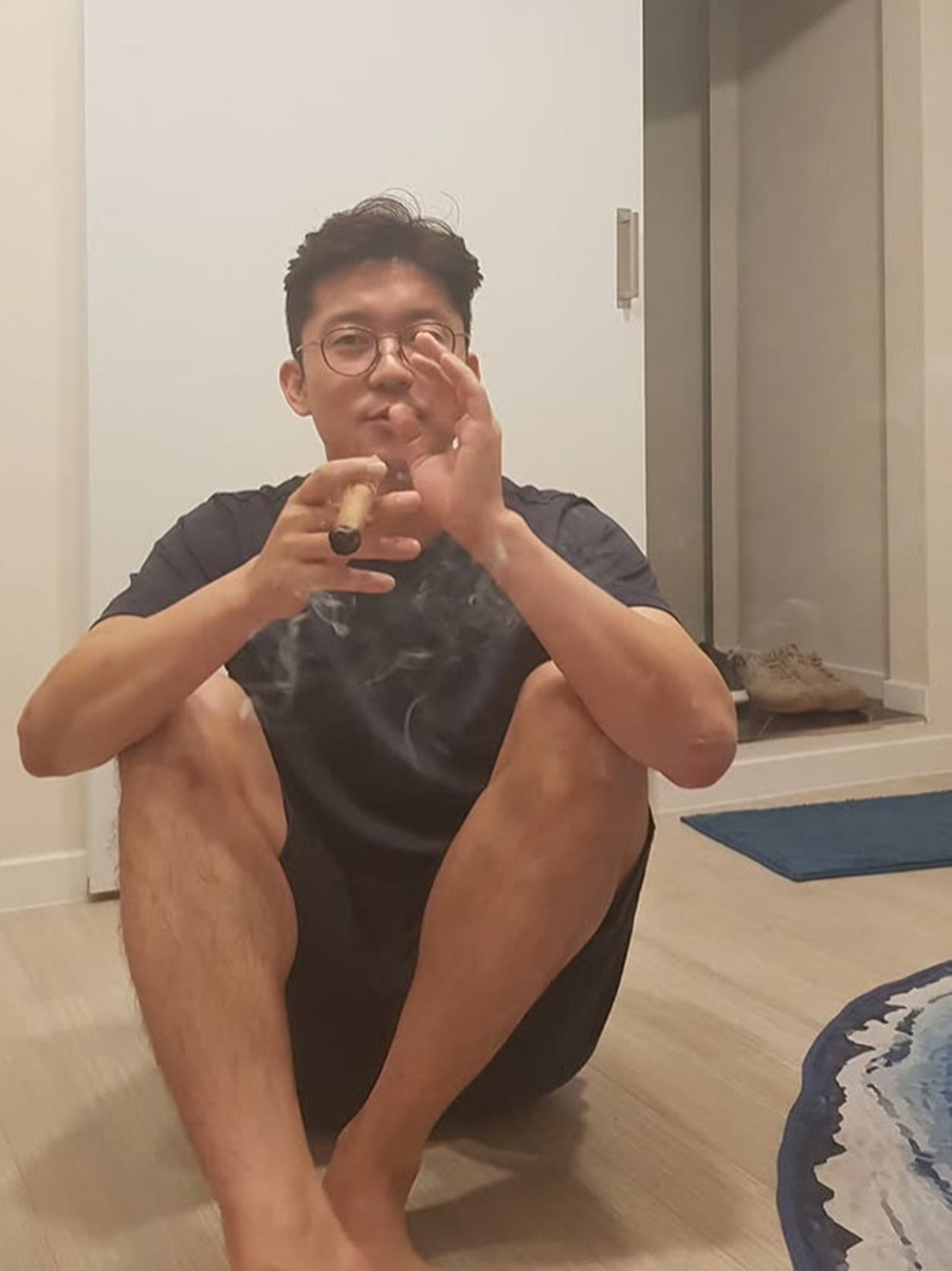 시가 피는 김대호, 실내 흡연 인증…"눈치 챙겨" vs "문제 없다"